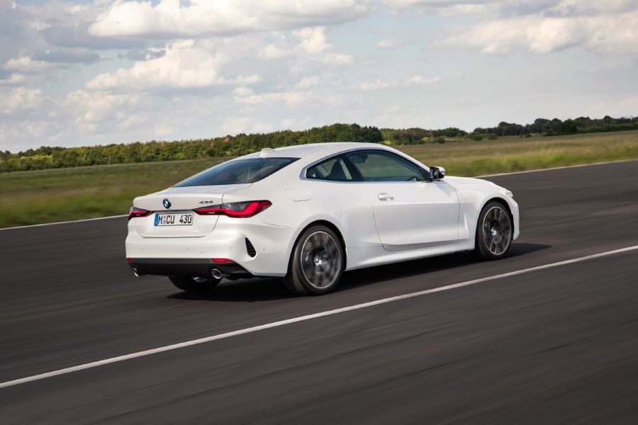 BMW 430i Coupé en una carretera 2