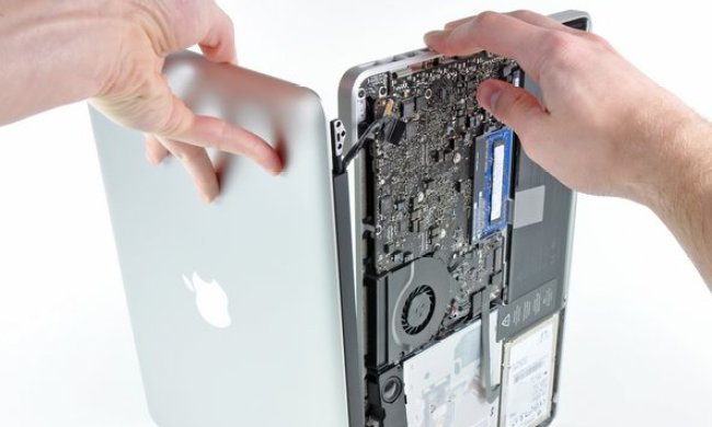 Un usuario desarma una Macbook Pro